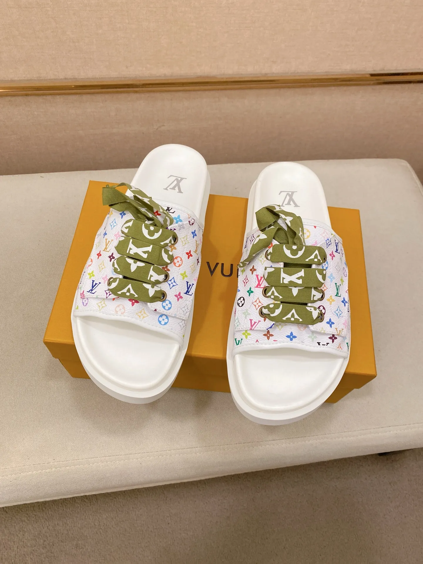 Men's shoes 💰: 340💰Made by LV🔍Top purchasing agents. Men's spring and summer slippers are available at the same counter. The uppers are imported cowhide from Italy, with logo graphics and high-quality craftsmanship. Soles: original soles specially provided by the original factory. Exclusive movable molded soles are super comfortable. Original goods follow orders. 🔍🔍High quality. You can enter and exit the counter at will. Welcome to compare. Size 38-44.